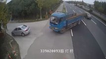 Cette voiture va regretter d'avoir frôler ce camion.