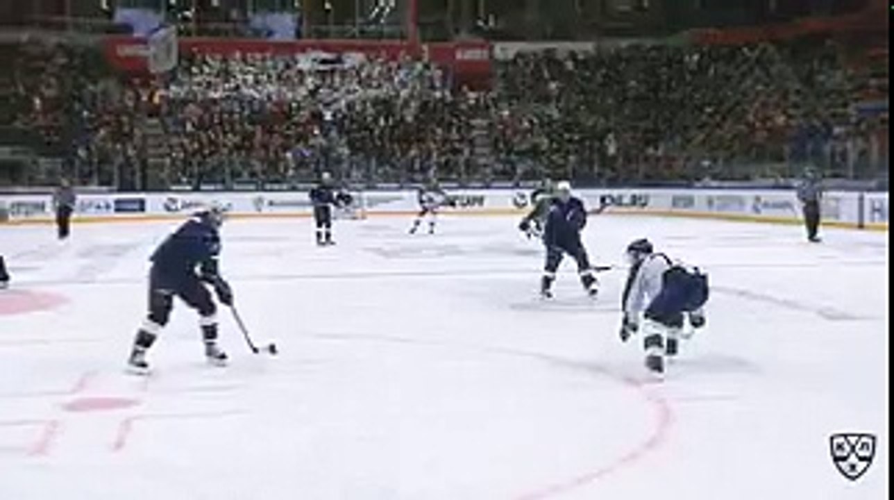 Бомба! Вратарь "Салавата" пьет воду во время атаки "Динамо"! 