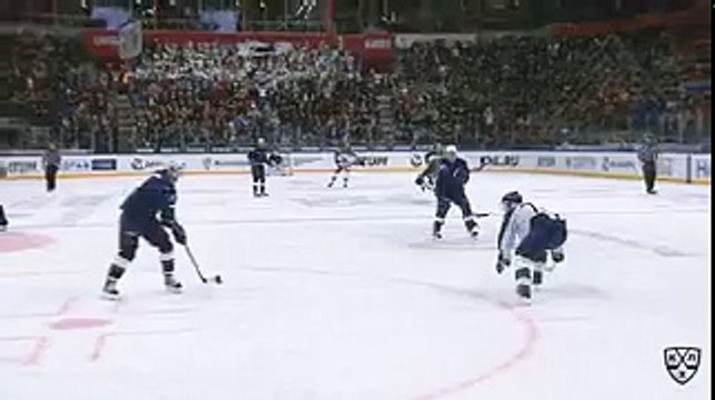 Бомба! Вратарь Салавата пьет воду во время атаки Динамо !