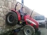 Düz duvara tırmanan traktör