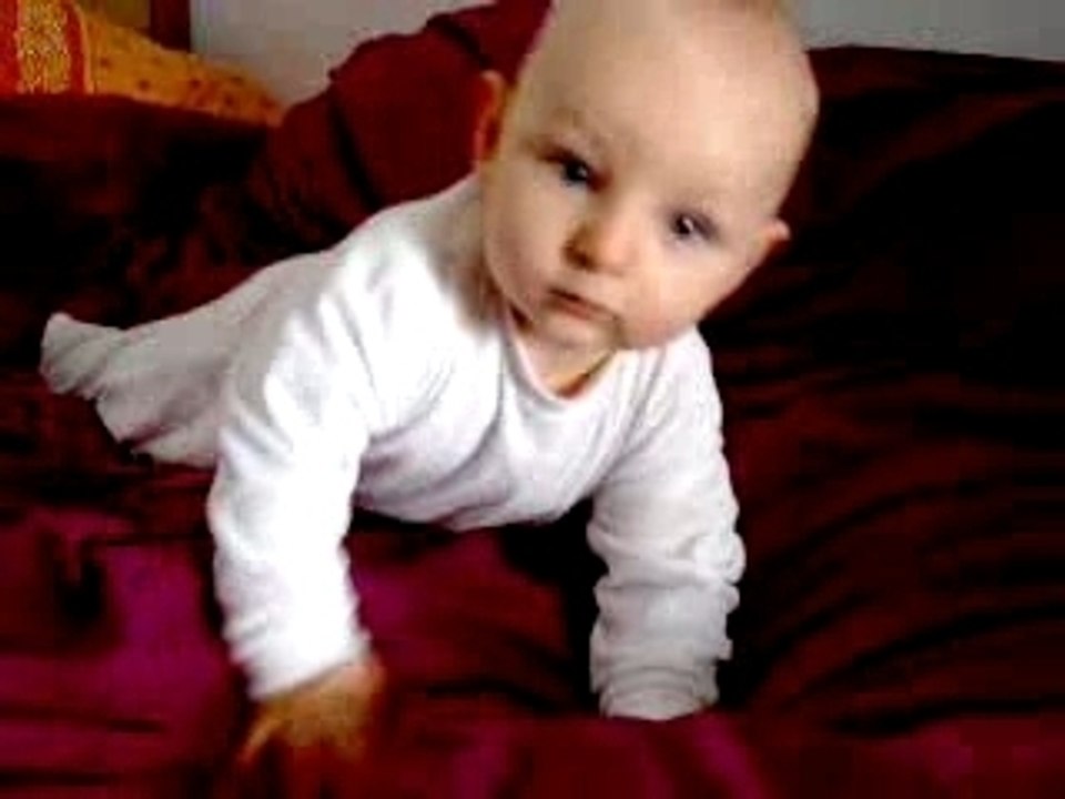 Evan 9 mois ... à quatre pattes!