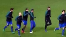 Suárez coloca um cubo de gelo em Neymar antes do jogo contra o Celtic