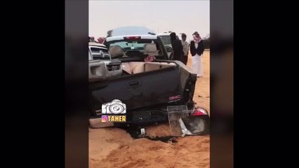 حادث النفوذ بين سيارة جيب ربع وجمس في وسط النفود ‏ ‬⁩ ‏