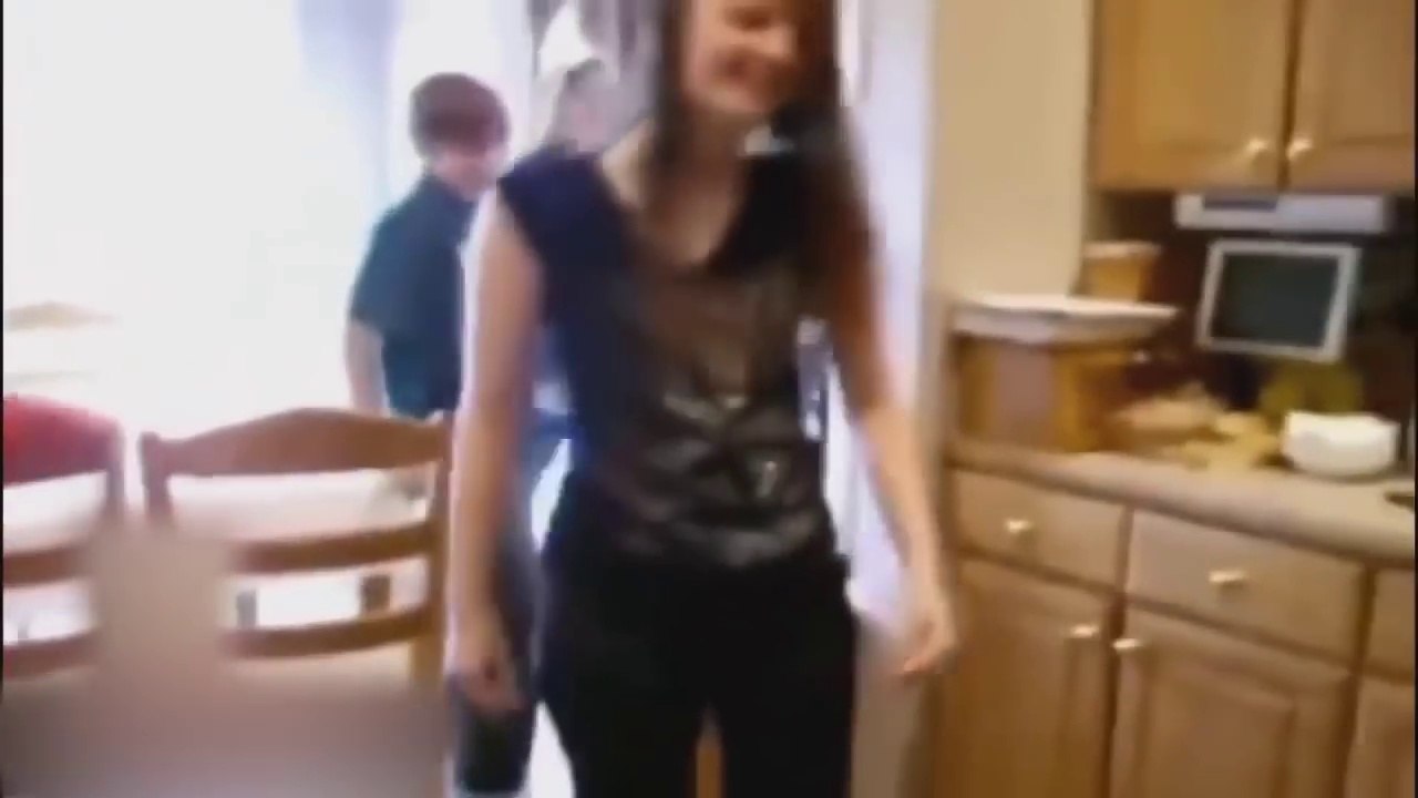 Cette fille joue dans le sable... de manière spéciale