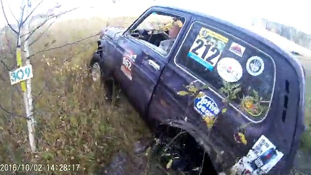 Танки грязи не боятся. Нива шпарит по болоту.