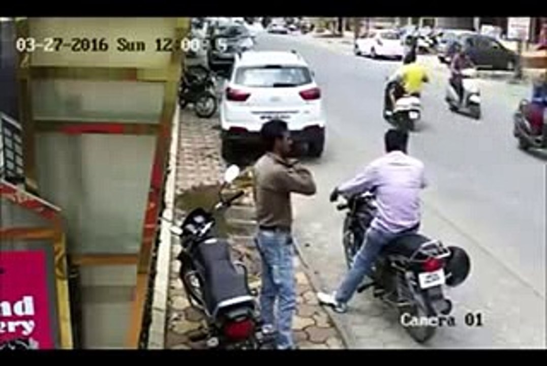 whatsapp funny videos india bike thief caught on cctv footage