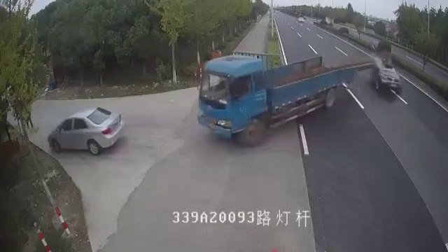 Une voiture s'empale sur une barre métallique transportée par un camion... Accident dramatique