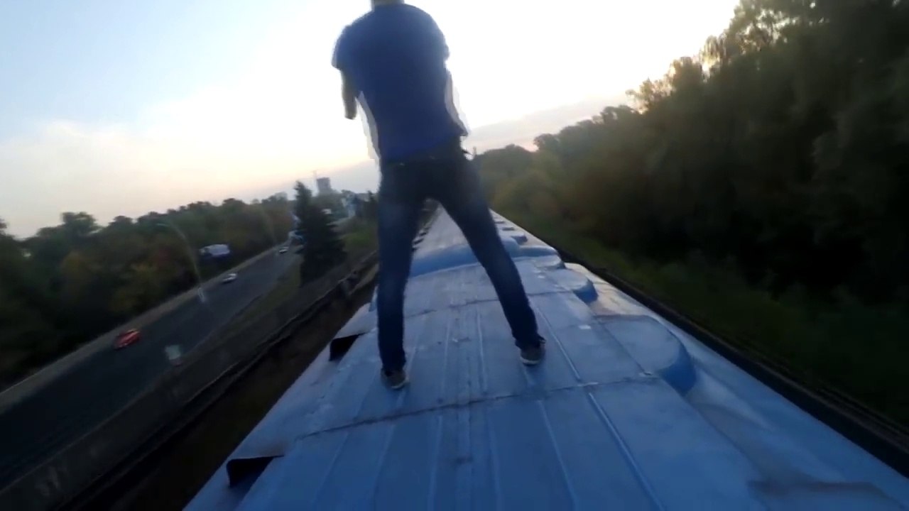 Ces tarés chevauchent un train en marche ç plaine vitesse