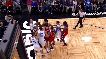 Bradley Beal agrippe Evan Fournier à la nuque pendant une embrouille