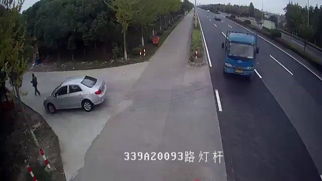 Un automobiliste passe un peu trop près d’un camion qui tourne et se fait violemment punir