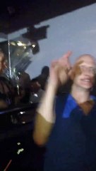 Cet homme est vraiment perché pendant une soirée