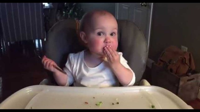 Ce bébé qui fait le clown va forcément vous faire rire !