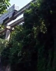En chine, le métro passe à travers des immeubles...