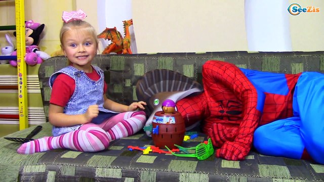 ЗМЕЯ УКУСИЛА ЧЕЛОВЕКА ПАУКА ДОКТОР Ярослава делает Укол ПРОТИВОЯДИЯ PLAY DOCTOR Видео для детей