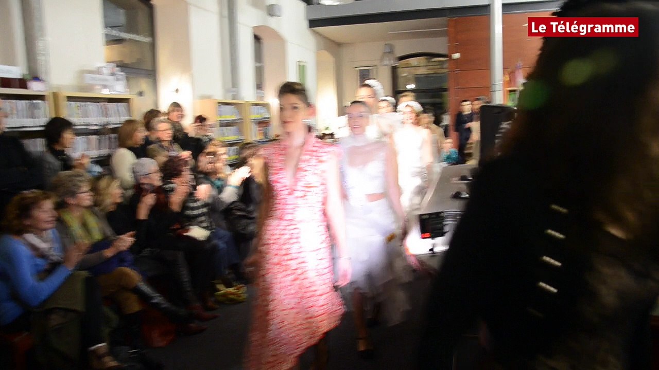 Brest. Les créations "récup." défilent à la médiathèque