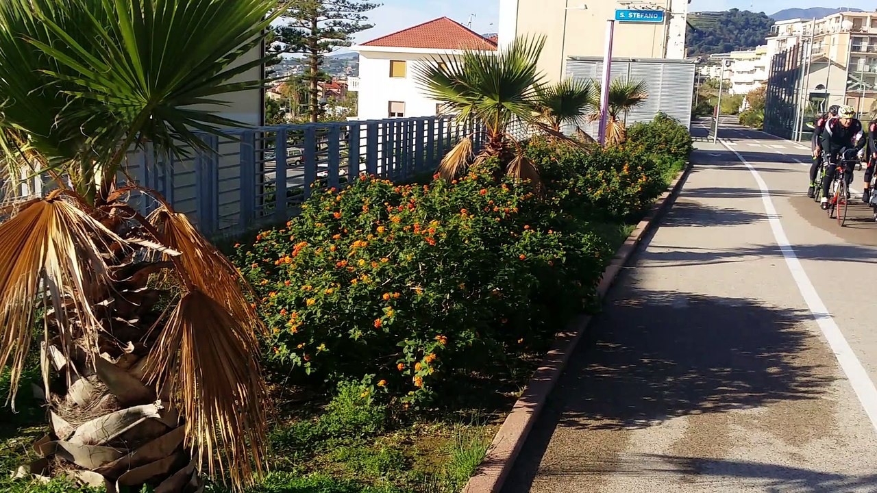 Il sole della pista ciclabile nella Riviera dei Fiori, da Hotel Lucciola.