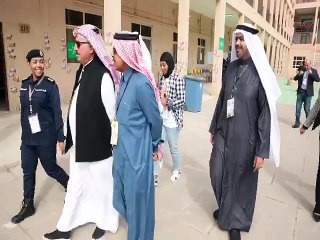 الكويتيون يتوافدون لاختيار مجلس الأمة الجديد.. مشاركة كبيرة لكبار السن والشباب بالعرس الديمقراطى