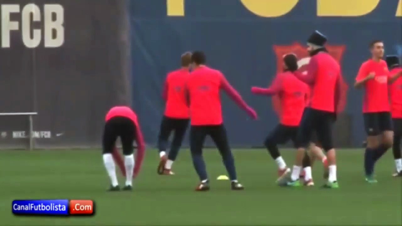 Patada de Piqué a Neymar y balonazo de Messi a Luis Suárez • 2016