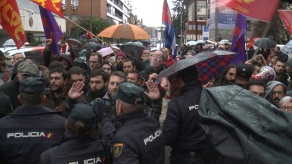 Castristas y anticastristas se enfrentan ante Embajada Cuba