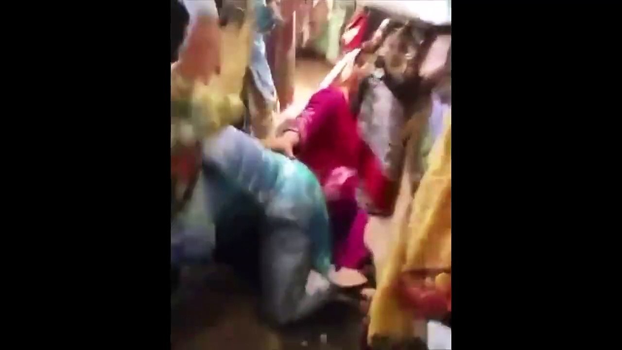 Women Fight in Lahore on Black Friday Sale - Footage 27 Nov 2015