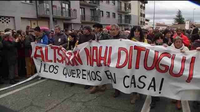 Multitudinaria protesta en Alsasua contra la detención de los agresores a dos guardias civiles y sus parejas