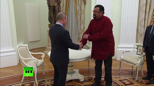 Владимир Путин вручил российский паспорт актёру с США