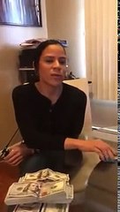 Acaban mujer por publicar video con un lote de dolares tirando puyas