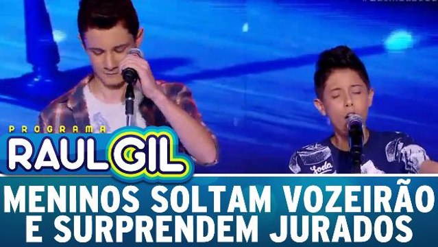 Meninos soltam o vozeirão e surpreendem jurados