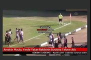 yerde yatan futbolcunun kafasına tekme attı