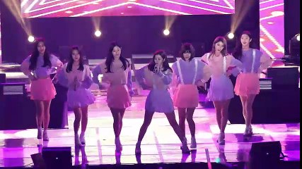 Thành viên girlgroup mải biểu diễn, ngã khỏi sân khấu