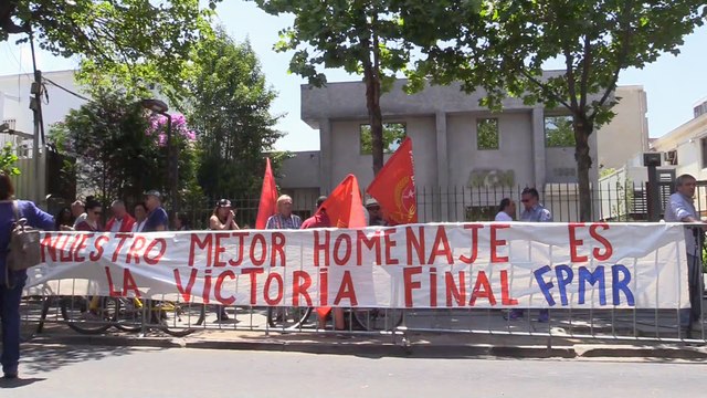 Con cantos y pancartas chilenos despiden a Fidel Castro en la sede de la embajada de Cuba