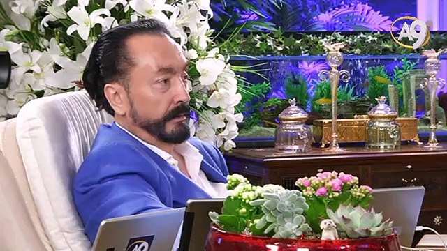 Münafık Müslümanların neşesinden, zenginliğinden, gücünden ve gençliğinden çok rahatsız olur