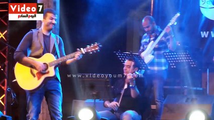 حمزة نمرة يغنى "ضلمت كده ليه" لايف