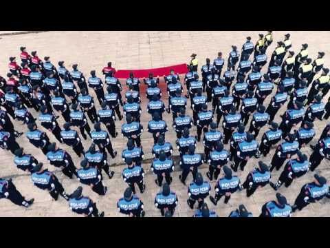 Ora News - Policia e Tiranës uron festat e nëntorit me “Shqipëri o nëna ime”
