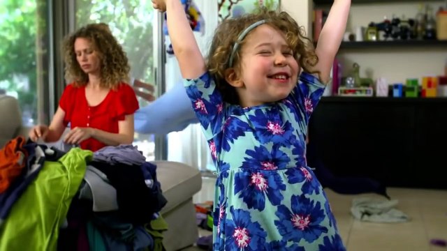 Marre de repasser et plier vos vêtements ? Cette machine le fait en 1 minute...et elle les parfume !