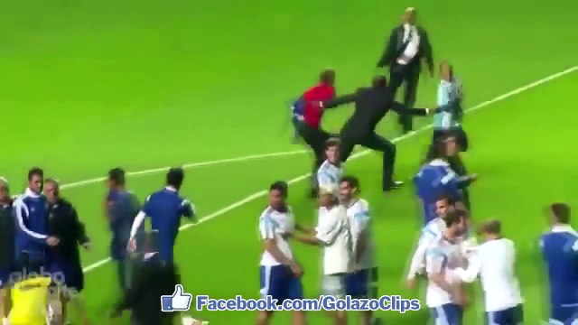 Leo Messi bursts out laughing when Ronaldinho lookalike runs up to him at Argentina training (1)