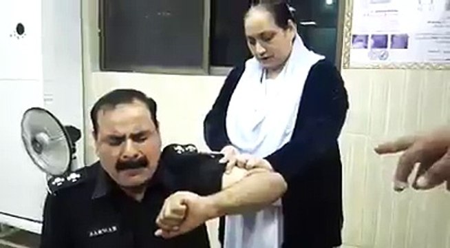 مؑصوم لوگوں کی چمڑی ادھیڑنے والے پنجاب کے ایس ایچ او کی ٹیکہ لگواتے وقت کیا حالت ہوئی مزاحیہ سی