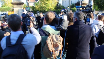 Alain Juppé au milieu des photographes et cameramen, le 26 novembre 2016 au bureau de vote de Bordeaux Caudéran