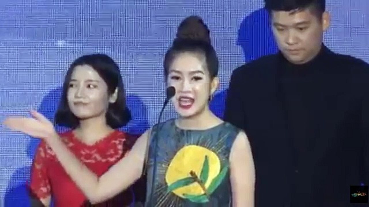 Minh Hà bối rối phiên dịch tiếng anh cho ông xã Lý Hải khi nhận giải