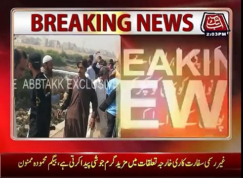 Karachi: Motorcycle rider dacoits tried looting from Rickshaws' passenger on Korangi Causeway