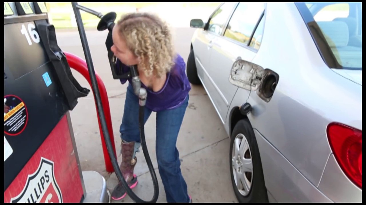 Sans bras et avec une jambe, elle fait le plein