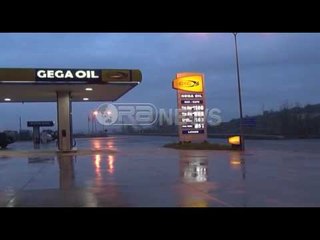 Ora News - Maskat dhunojnë barbarisht rojën e karburantit, e grabisin