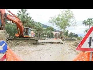 Report TV - Vlorë, X6-a bie në gropë te "Lungomare", vdes i riu