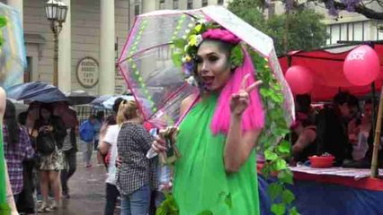 Argentinos desafían a la lluvia para marchar contra la homofobia en Buenos Aires