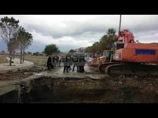 Report TV - Vlorë, familjarët, lule në vendin e aksidentit, qëllojnë me gurë mjetet e firmës