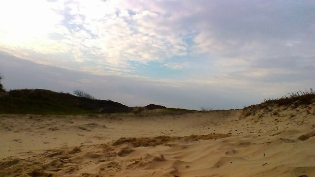 Right punches in the sand 2