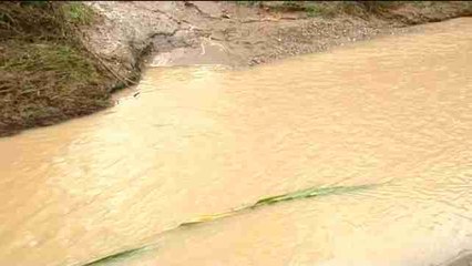Imágenes de la riera donde buscan a una persona arrastrada por el agua