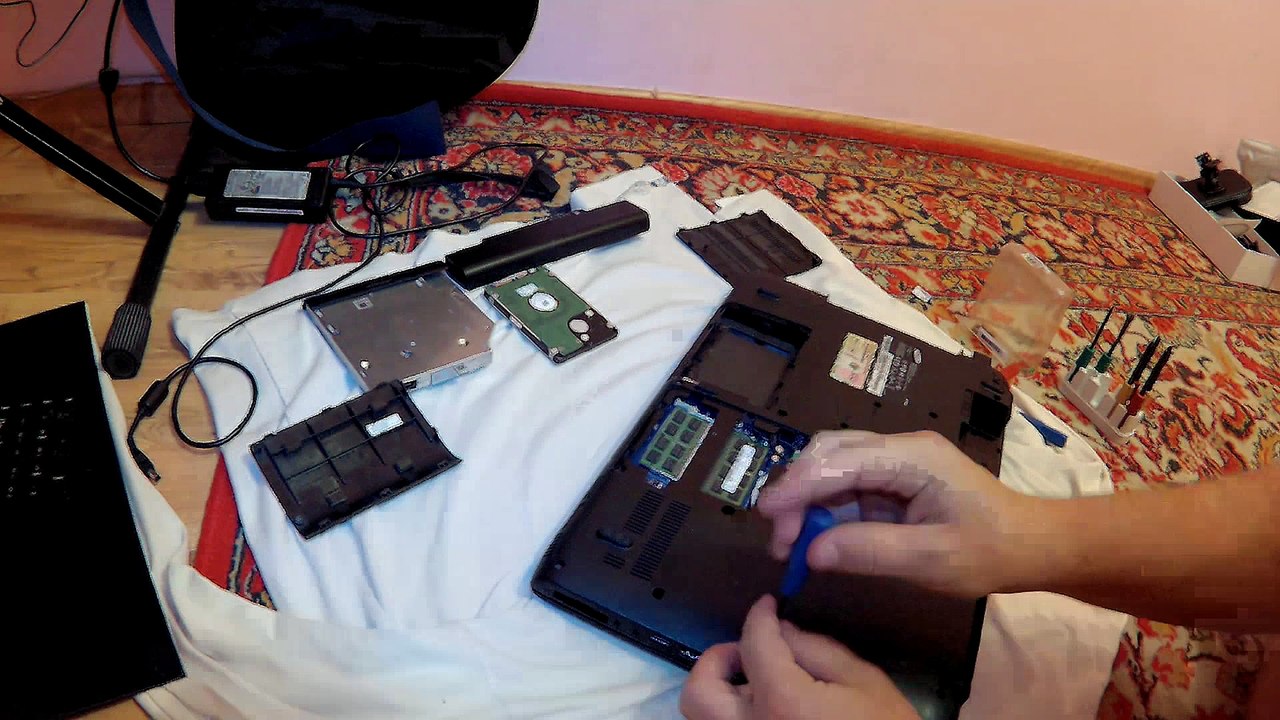 Samsung R780 disassembly, cleaning, thermal greas Arctic Cooling in time-lapse