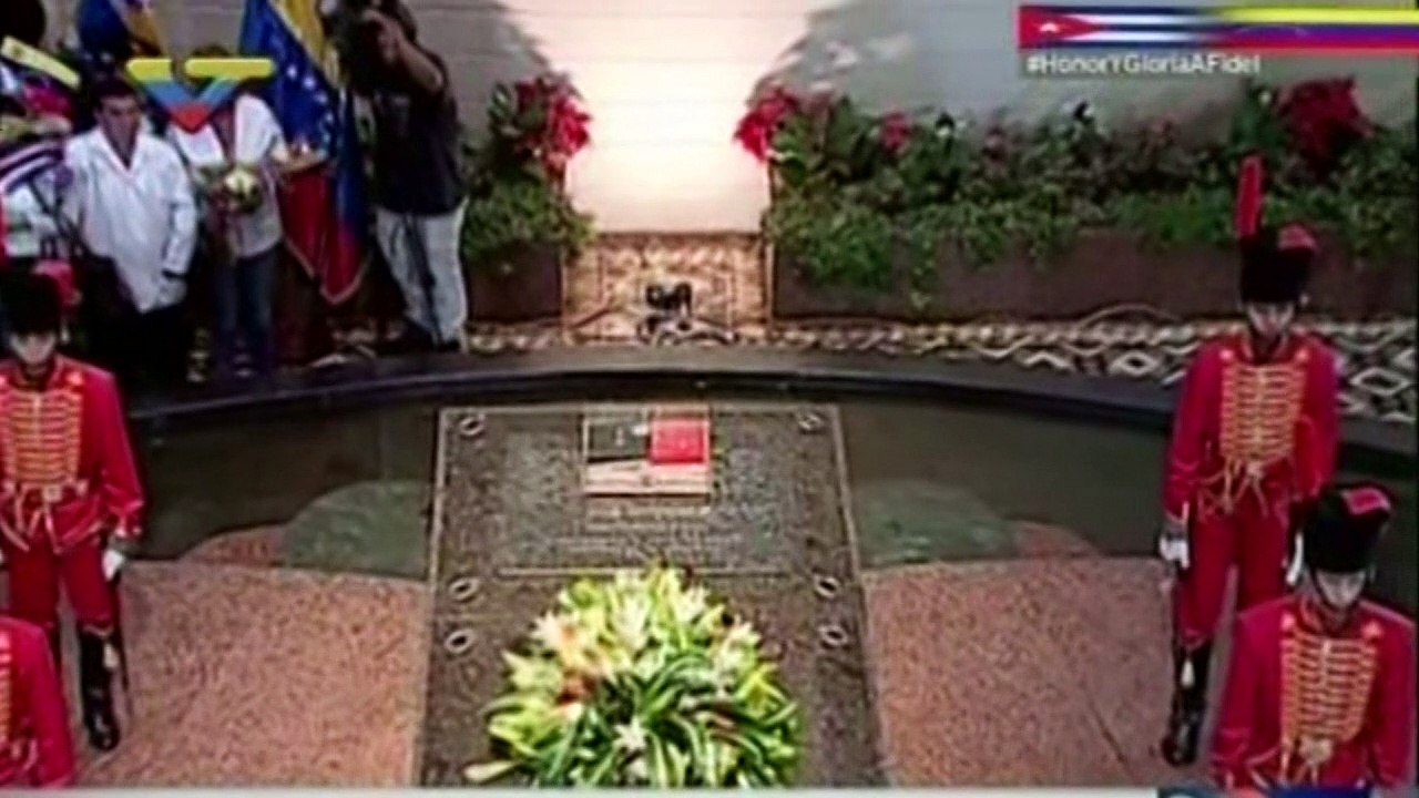 Maduro homenageia Castro diante do túmulo de Chávez