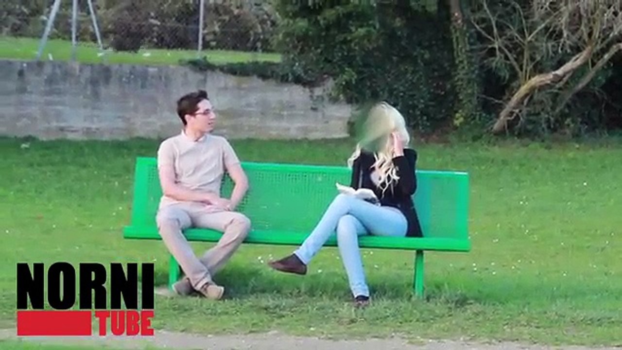 Il drague une fille qui le recale sévèrement... Mais il va recevoir un coup de téléphone qui va tout changer...